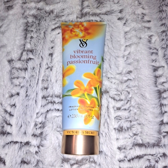 Victoria's Secret Vibrant Blooming Passionfruit Fragrance Lotion Limited Edition - Picture 1 of 3